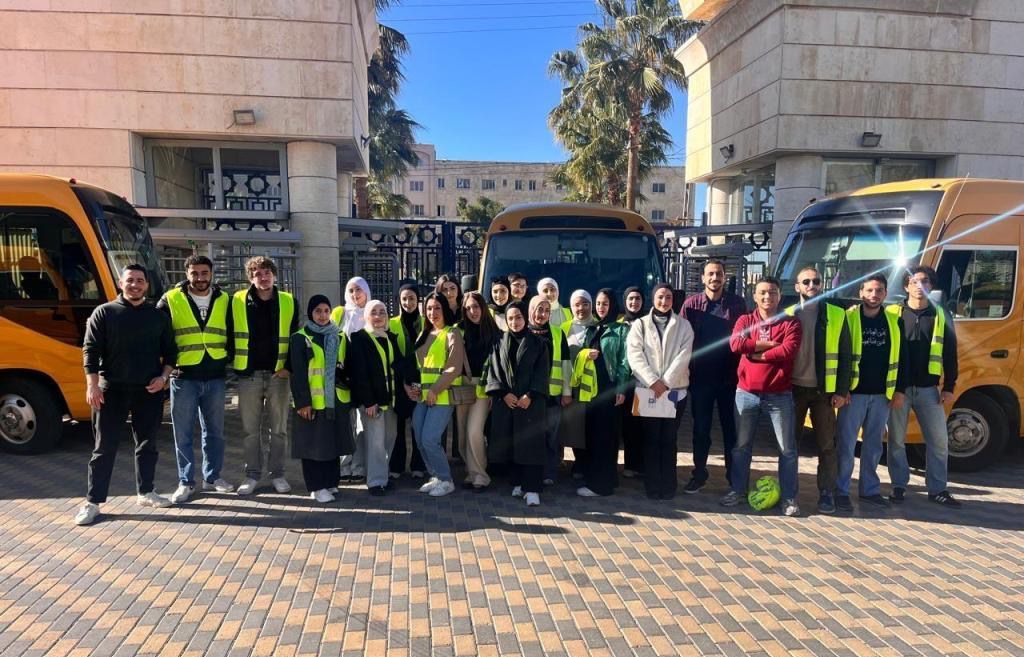 عمّان الأهلية تختتم الحملة الشتوية أمل ودفء في محافظة البلقاء