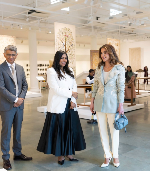 الملكة رانيا العبدالله تزور مدرسة تشاناكيا للحرف في مومباي بالهند