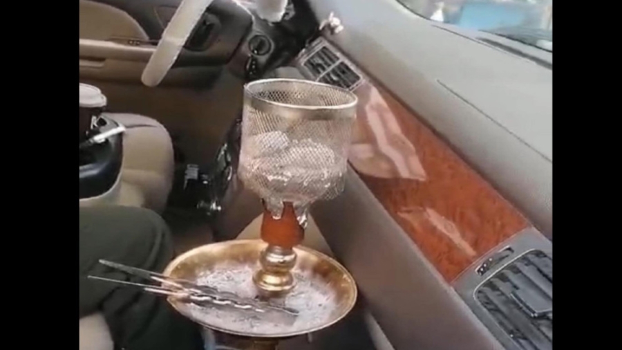 إدارة السير تضبط سائقًا يدخن الأرجيلة أثناء القيادة