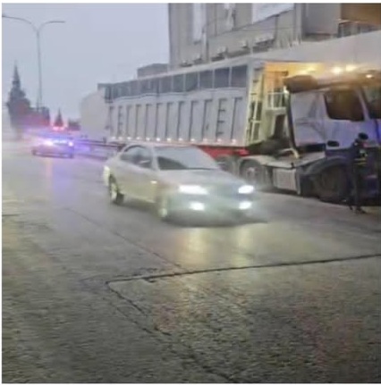 تدهور تريلا واصطدامها بأعمدة جسر الفردوس يعيق المسرب الأيسر للقادمين من ناعور