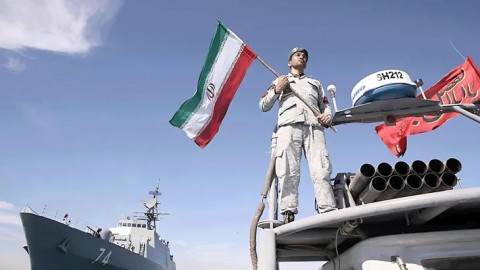 الحرس الثوري الإيراني يقرر إغلاق مضيق “هرمز” بشكل كامل ويهدد: سنحرق أي سفينة تحاول العبور وسنهاجم أنابيب النفط