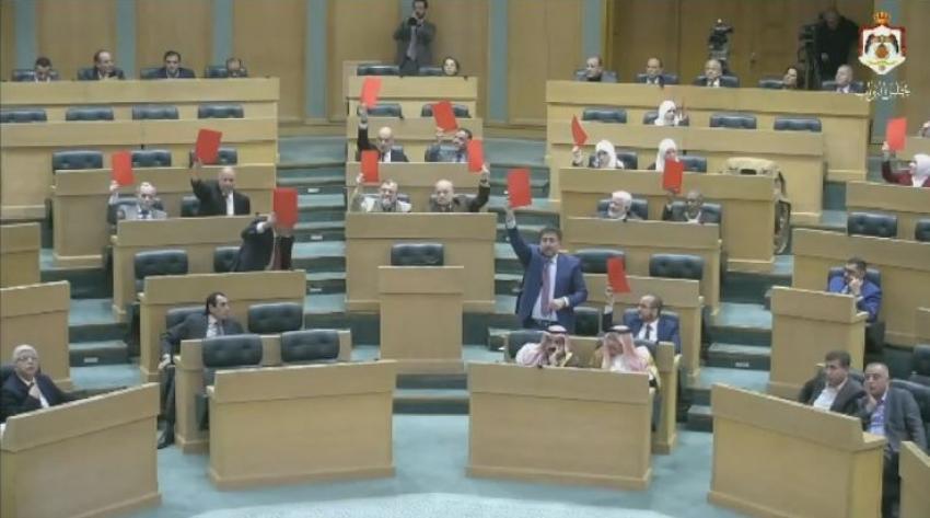 رغم اعتراضات ونقد للقانون ورفع الكرت الاحمر ضده.. النواب يحيل الضمان بالاغلبية للجنة العمل