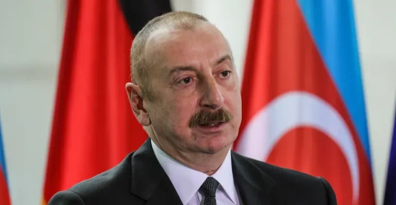 عميل تركيا واسرائيل علييف يامر الجيش الاذربيجاني بشن هجمات على ايران