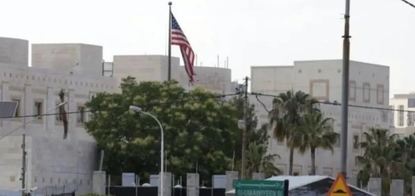 السفارة الأمريكية في عمّان تدعو رعاياها إلى توخي الحذر والنظر في مغادرة الشرق الأوسط