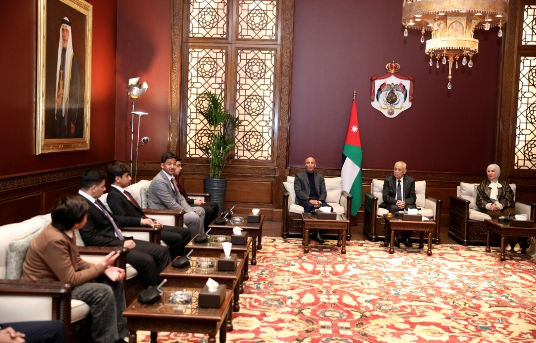 *العيسوي يلتقي وفدا من مدرسة الملك عبدالله الثاني للتميز – فرع السلط*