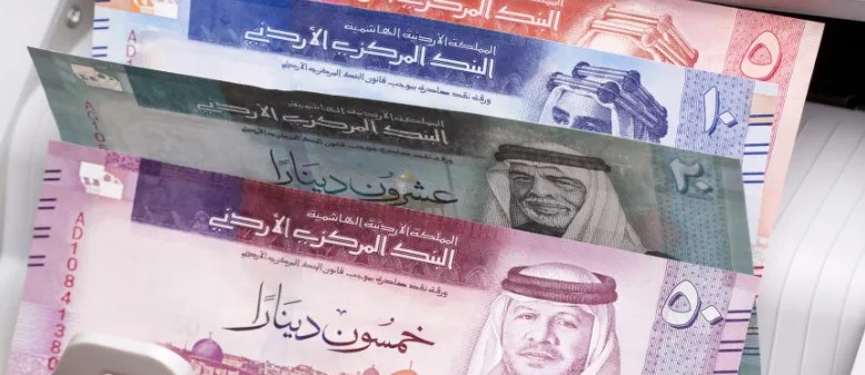 وزارة التربية تحول أجور العاملين بامتحان التوجيهي للبنوك