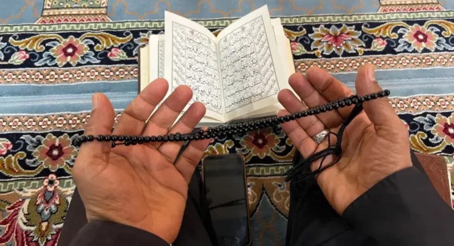 الأردنيون يُحيون ليلة القدر وأكفهم مرفوعة بالدعاء بأن يحفظ الأردن وأمنه