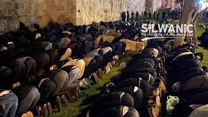 الاف الفلسطينيين يزحفون لاحياء ليلة القدر بالاقصى وسط اغلاق الاحتلال للمسجد