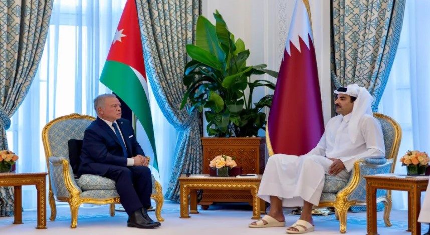 الملك وأمير قطر يعقدان مباحثات في الدوحة حول المستجدات الخطيرة في المنطقة