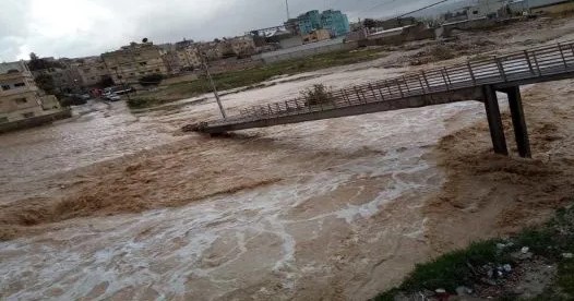 ارتفاع منسوب المياه في الزرقاء يعرقل حركة السير في شوارع رئيسية