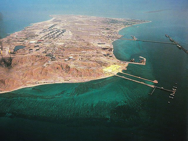 اكسيوس: الولايات المتحدة تدرس الهجوم على مركز النفط الإيراني