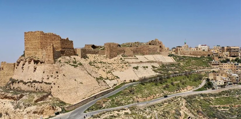 محافظ الكرك يدعو المواطنين لأخذ الاحتياطات اللازمة تزامنا مع عدم الاستقرار الجوي