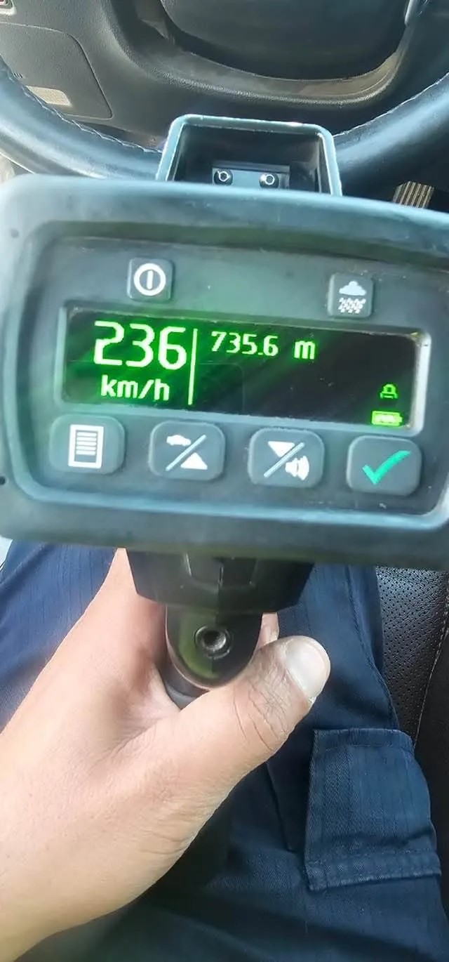 ضبط مركبة تسير بسرعة 236 كمس على الطرق الخارجية رغم التحذيرات المتواصلة صباح الأربعاء