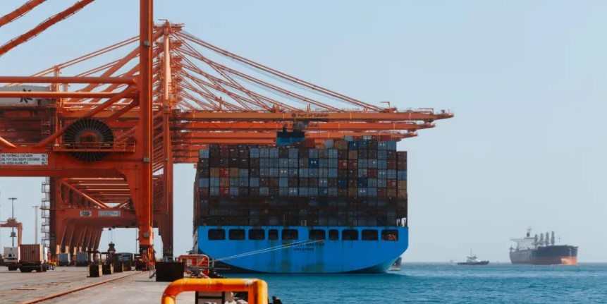 إصابة عامل وافد بهجوم مسيّرتين على ميناء صلالة في عُمان