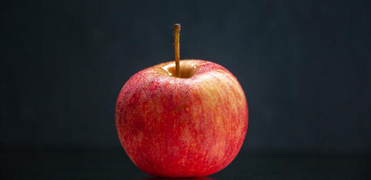 تفاحة قبل النوم؟ إليكم ما يحدث لجسمكم عند المواظبة عليها