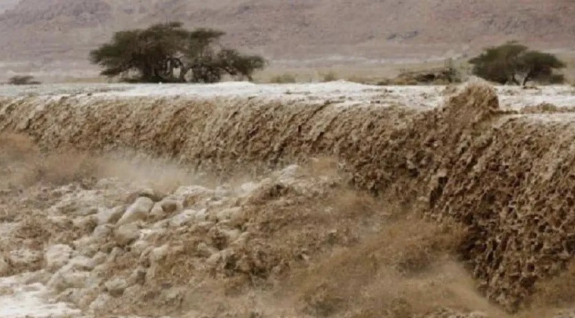 الدوريات الخارجية تحذّر من السيول وتدعو لتجنّب الطرق المنخفضة والجسور