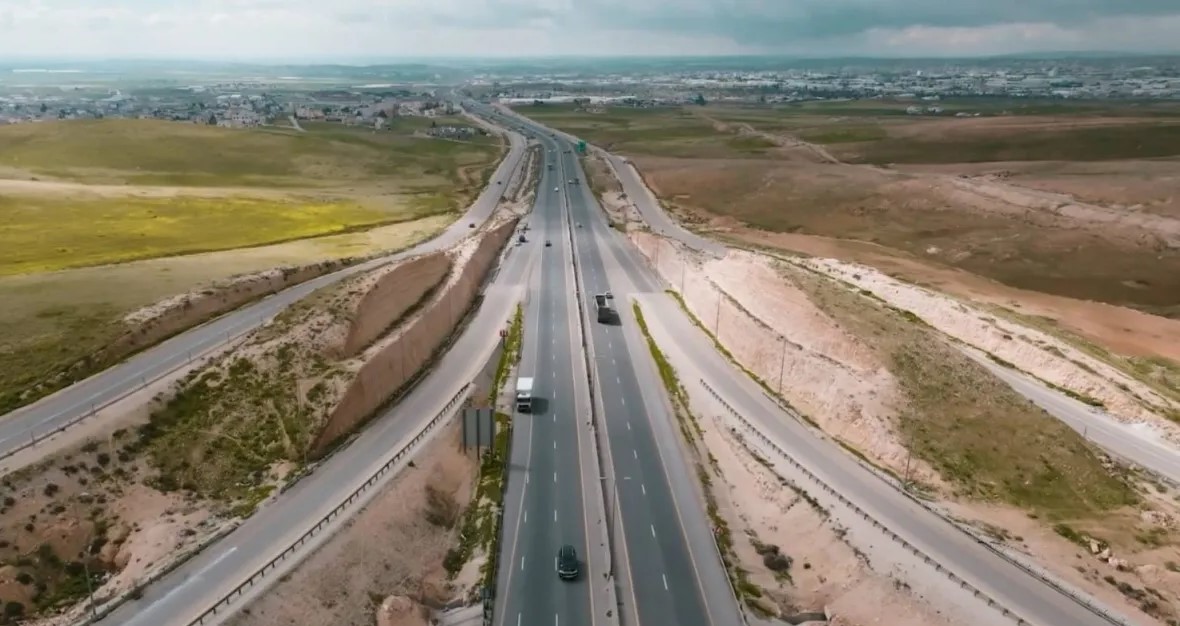 الأشغال تبدأ صيانة طريق الموقر–الأزرق ضمن مشروع طرق إقليم الوسط