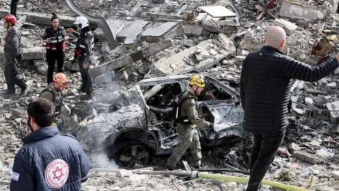 رغم التعتيم الاعلامي..  تعرض مبنى لدمار كبير وحريق ضخم بمصنع جراء سقوط صواريخ إيرانية على 17 منطقة جنوبي إسرائيل