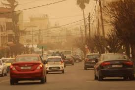 أجواء مغبرة وباردة نسبيًا وتحذيرات من تدني الرؤية الأفقية