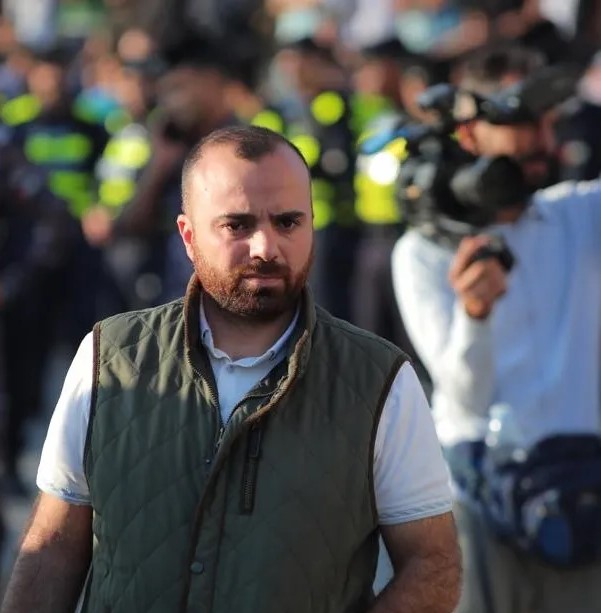 الصحفي حمزة دعنا يتولى منصب رئيس التحرير في إذاعة حياة FM