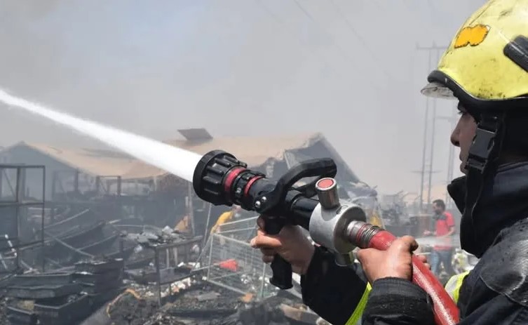 إصابة 13 شخصاً بضيق في التنفس نتيجة حريق هنجر بهارات في إربد