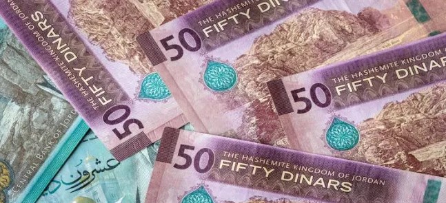 التربية تعلن تحويل رواتب معلمي الإضافي وشراء الخدمات للبنوك