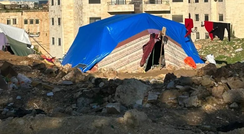 مديرية الأمن العام تزيل خياماً عشوائية بحي السهل في عمان بعد شكاوى السكان