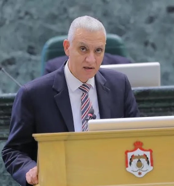 العموش يوجه سؤالاً مباشراً إلى وزير التربية والتعليم: هل أحفادك يدرسون في مدارس حكومية؟