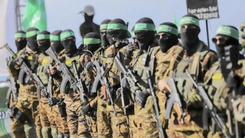 ملف سلاح غزة المُعقد يعود للطاولة: لقاء “حاسم” بالقاهرة بين ملادينوف وقيادة “حماس” اليوم