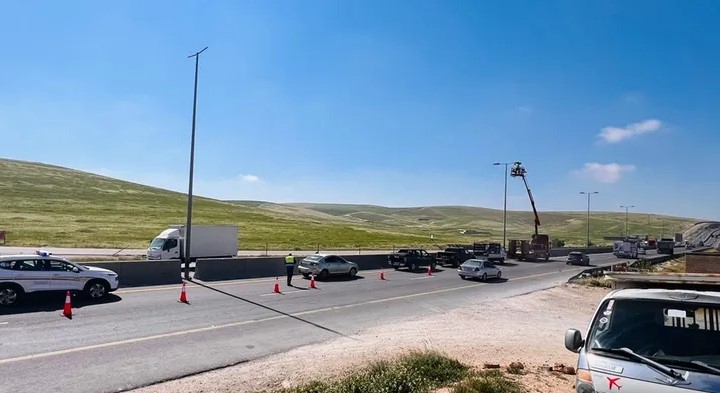 الأشغال تطلق مشروعا لإنارة ممر عمّان التنموي باستخدام الطاقة الشمسية