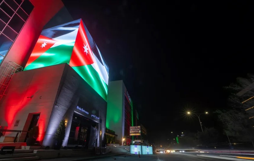 زين تبدأ احتفالاتها بيوم العلم بإضاءة مبانيها بألوان العلم