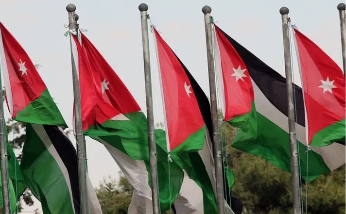 وزير البيئة يطلق مبادرة علمنا عالٍ وبلدنا نظيفة احتفالا ً بيوم العَلَم