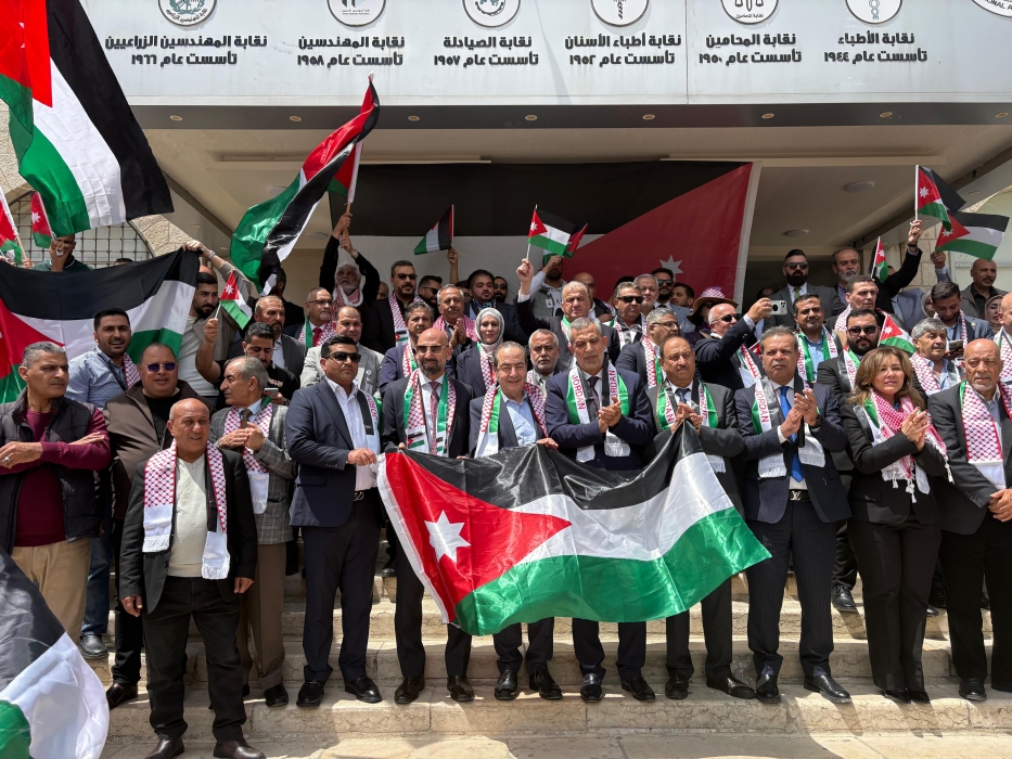 وقفة احتفالية بيوم العلم أمام مجمع النقابات المهنية