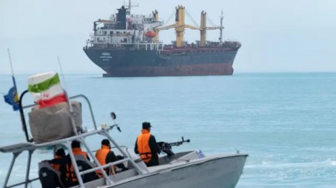 استعصاء وتهديدات متبادلة بعد اعادة ايران اغلاق مضيق هرمز.. وترامب يحذر طهران من الابتزاز