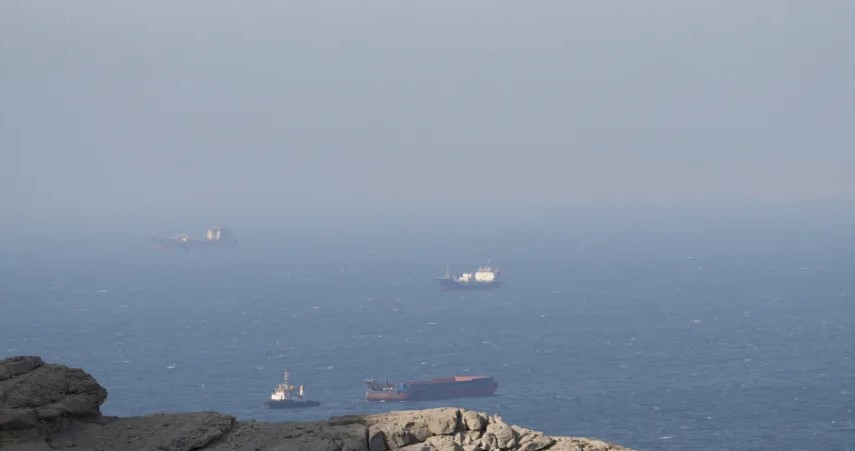 مضيق هرمز لا يزال مغلقًا وسط تصعيد إيراني–أميركي وتعثر المفاوضات