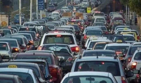 تعطل مركبة شحن داخل نفق المدينة الطبية يسبب تباطؤًا مروريًا باتجاه خلدا