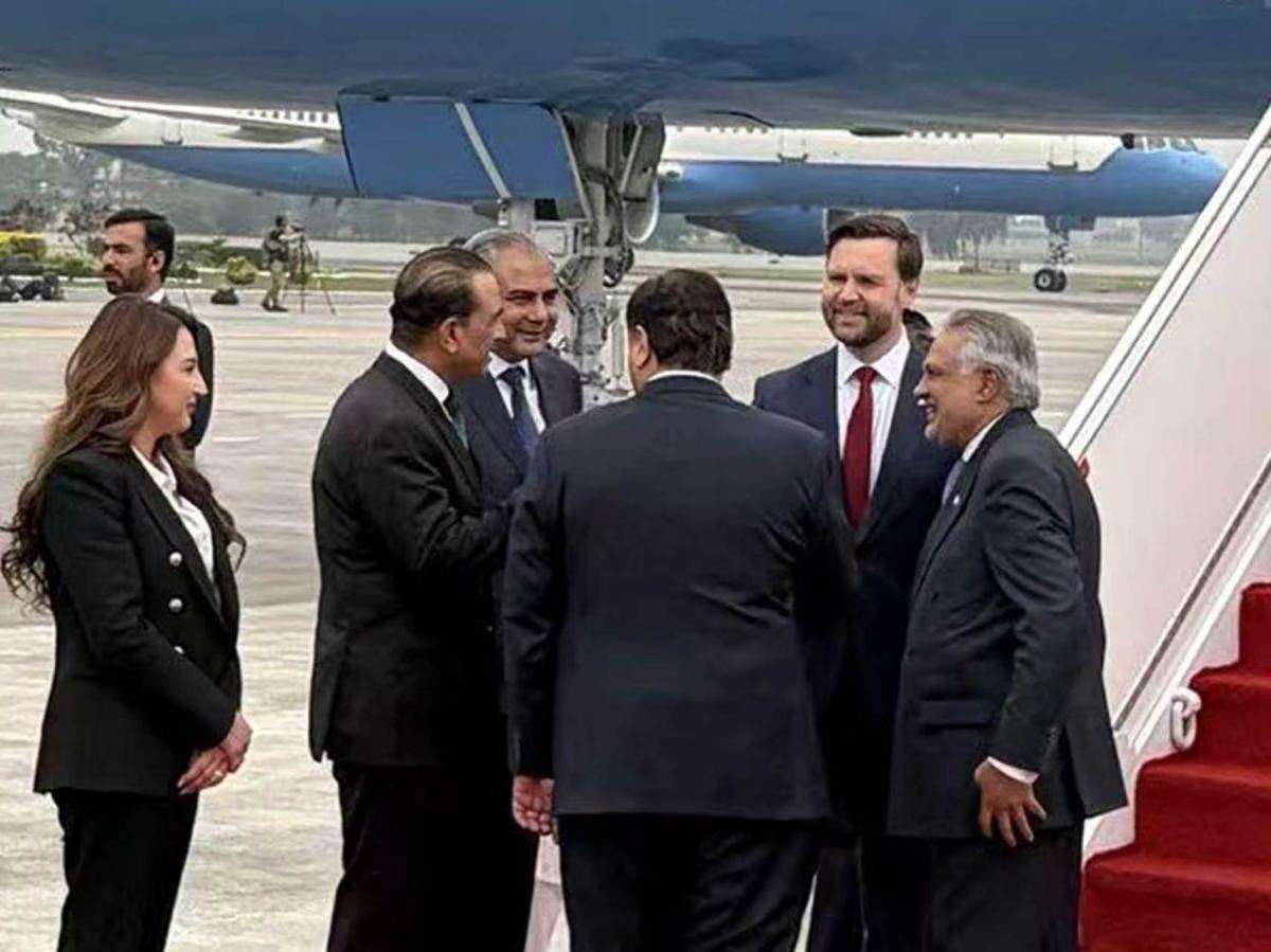 مسؤولون باكستانيون: فانس وقاليباف يصلان غدا لاسلام اباد