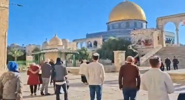 الأردن ودول عربية وإسلامية تدين رفع العلم الإسرائيلي داخل باحات الأقصى