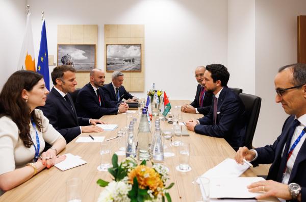 ولي العهد وماكرون يبحثان البناء على العلاقات الأردنية الفرنسية