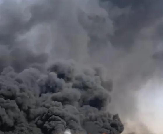 الدوريات الخارجية تكشف تفاصيل حادث تصادم واشتعال 4 مركبات على الطريق الصحراوي
