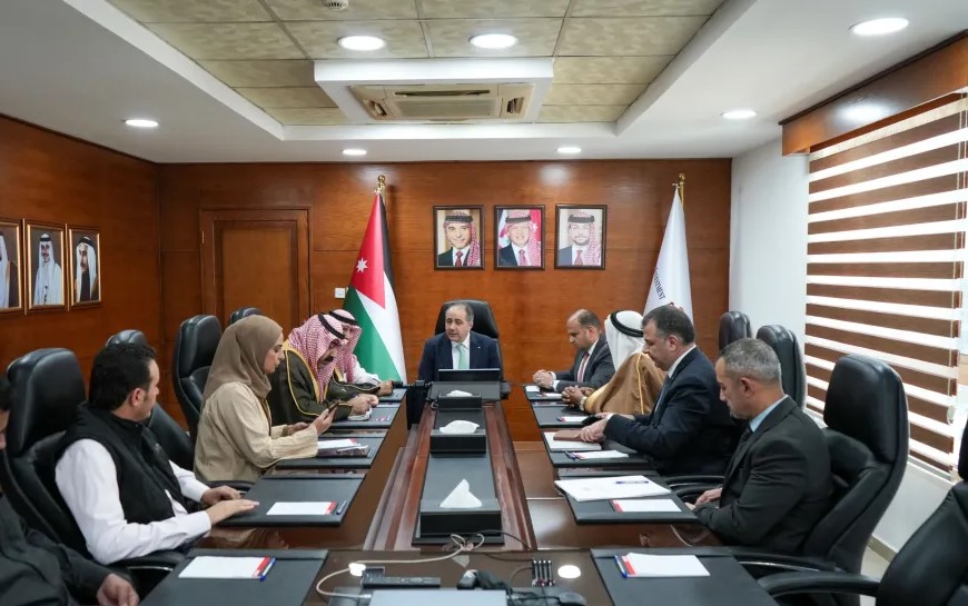 وزير الاستثمار يبحث مع أعيان ونواب البادية الجنوبية مشاريع تنموية تلامس حياة المواطنين وتلبي احتياجاتهم.