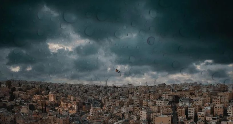 انخفاض ملموس على الحرارة وأجواء غير مستقرة مع أمطار متفرقة ورياح نشطة