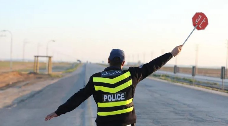 الدوريات الخارجية تضبط مركبتين بسرعات تجاوزت 200 كمساعة على طريق الأزرق–الزرقاء