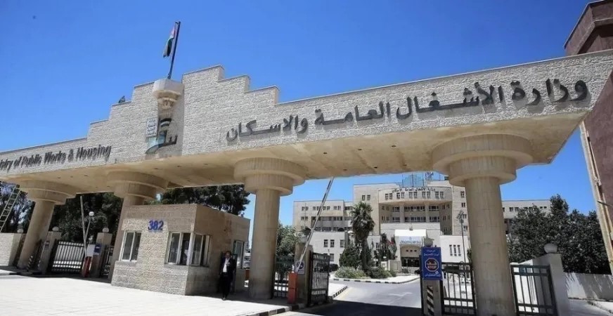 الأشغال تدعو المستثمرين لبحث عطاءات الإعلانات على الطرق