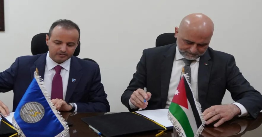 الكهرباء الوطنية توقع اتفاقية لاستئجار باخرة تغييز عائمة لتعزيز أمن التزود بالغاز الطبيعي
