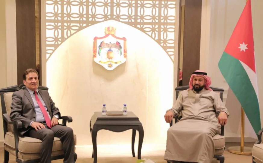 القرالة يبحث مع المستشار الثقافي العراقي تعزيز التعاون التعليمي وزيادة المنح