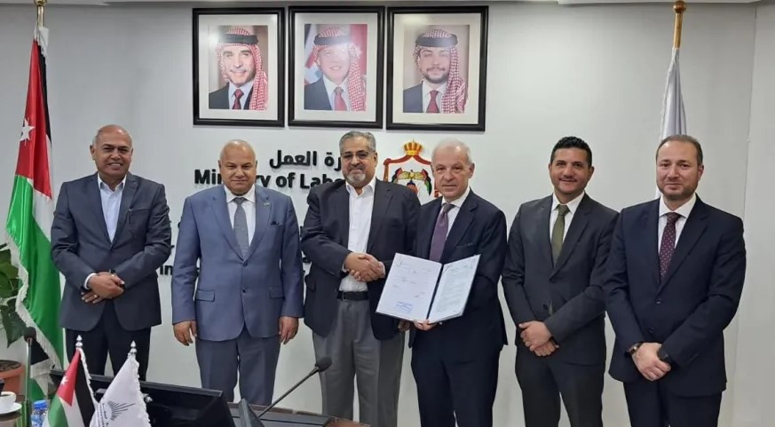 توقيع عقد عمل جماعي لتحسين المزايا الوظيفية لـ 470 عاملا وعاملة في مجموعة المطار الدولي