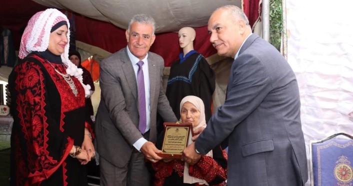 أمين عام وزارة الثقافة يفتتح بازار بلدية ماحص
