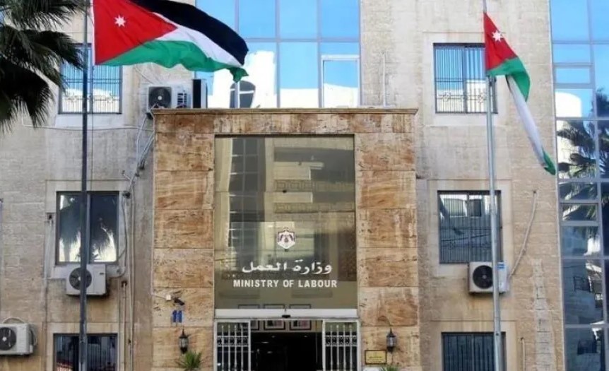 وزارة العمل: حل 11 نزاعاً عمالياً وتوقيع عقود جماعية استفاد منها نحو 30 ألف عامل