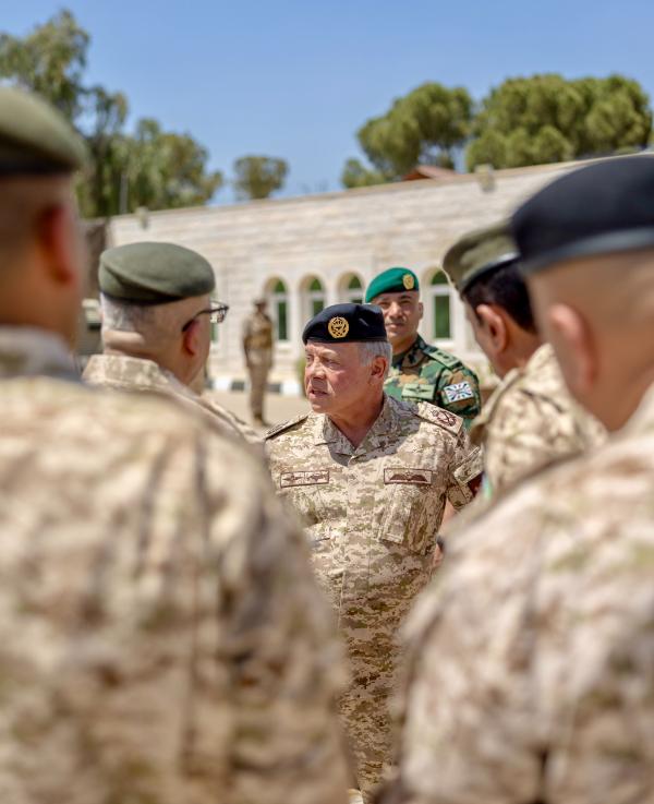 الملك يزور قيادة المنطقة العسكرية الشرقية ويشيد بجهود مرتباتها في حماية الحدود